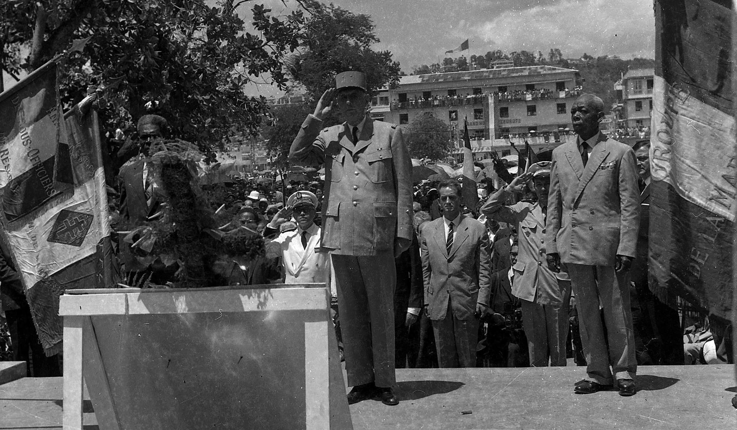 Charles de Gaulle devant un pupitre en Martinique