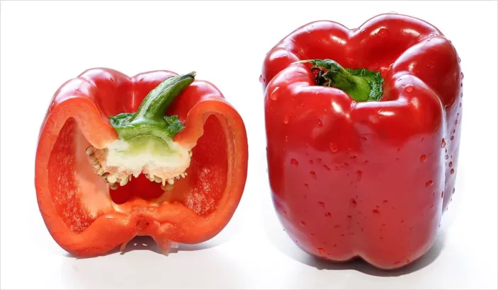 Poivron entier et poivron coupé en deux
