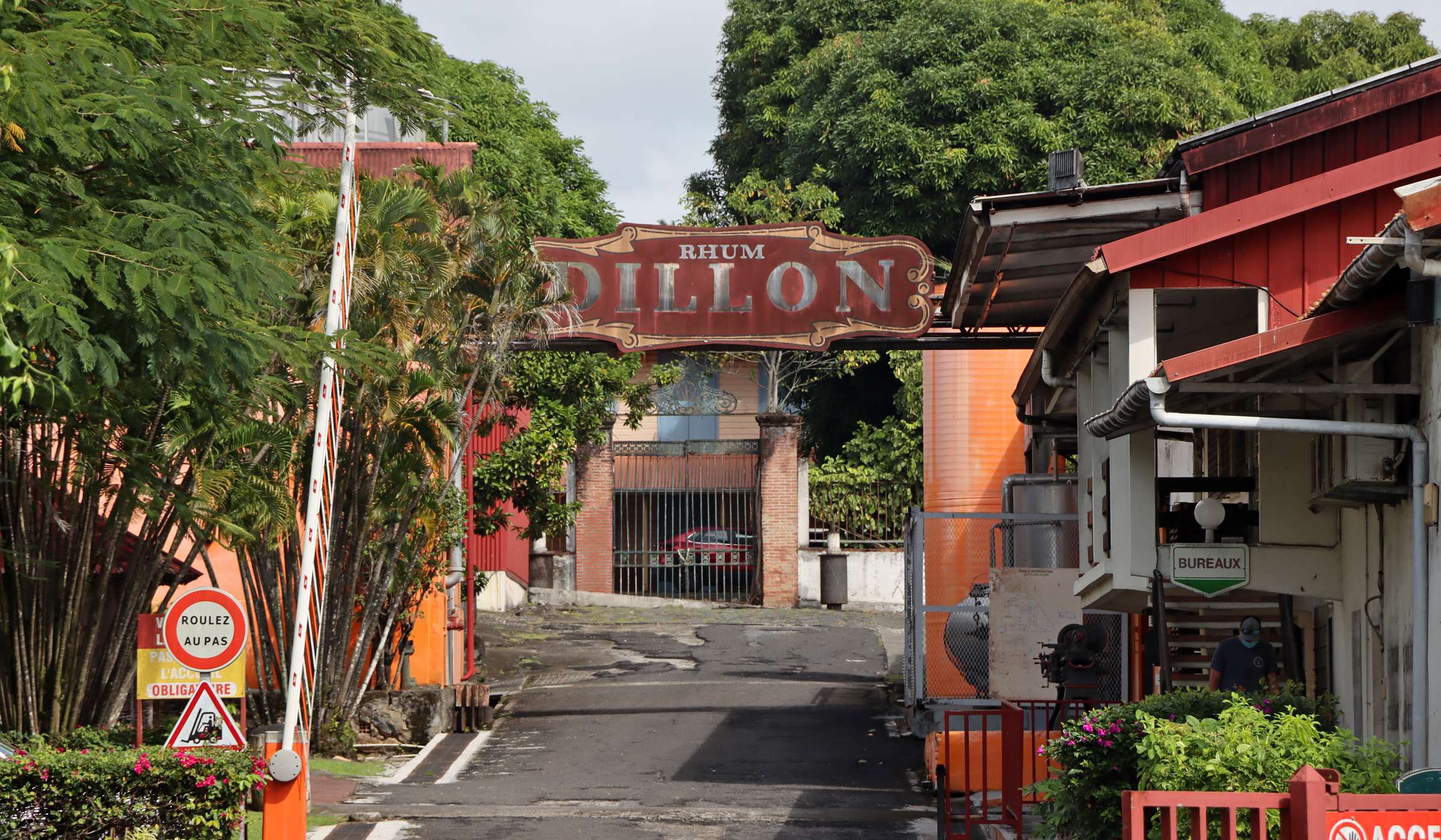 Entrée de la Distillerie Dillon