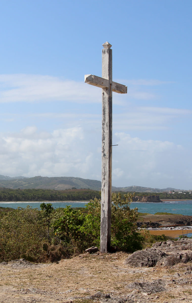 Croix devant la chapelle du pèlerinage au Marin