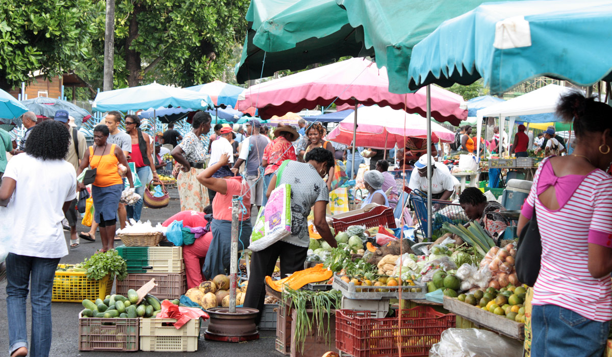 Personnes achetant des fruits et des légumes au marché de Fort-de-France
