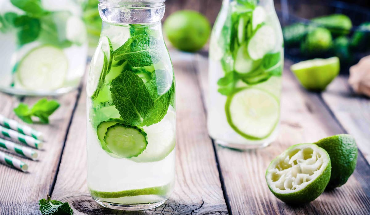 Boisson détox à base de citron, concombre et menthe