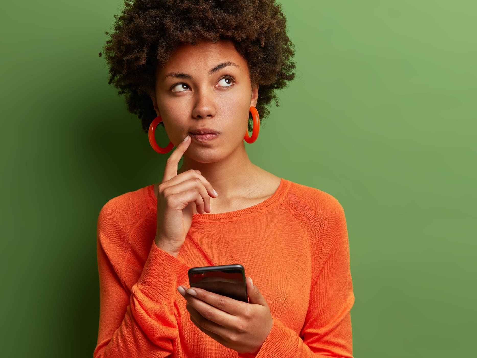 Femme qui réfléchit profondément à la réponse à une question