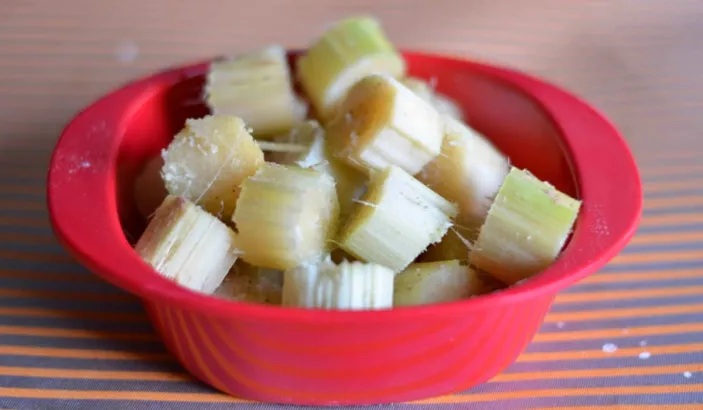 Morceaux de canne à sucre épluchés 