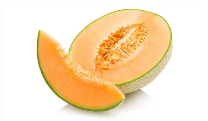 Tranche de melon à côté d'une moitié de melon