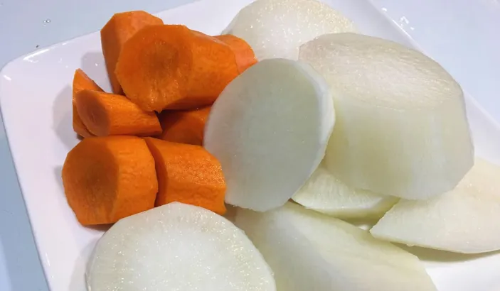 Préparation de soupe avec navets et carottes coupés