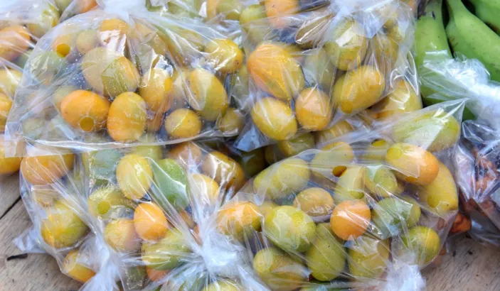 Prunes mombin en vente au marché de Fort-de-France