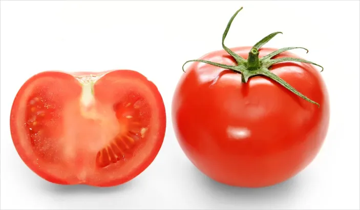 Tomate coupée et tomate entière