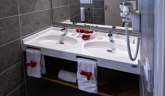 Salle de bains de l'hôtel