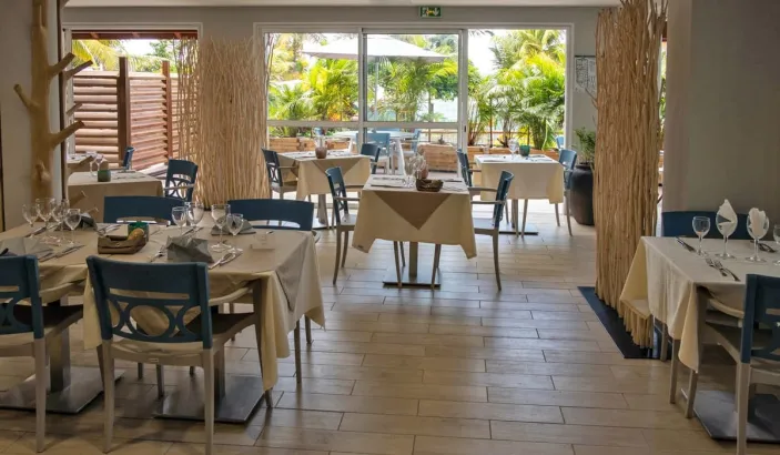 Salle de restaurant de l'hôtel 