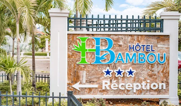 Facade de l'entrée de l'Hôtel Bambou