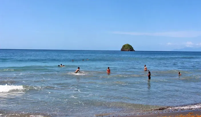 Baigneurs à l'Anse Céron