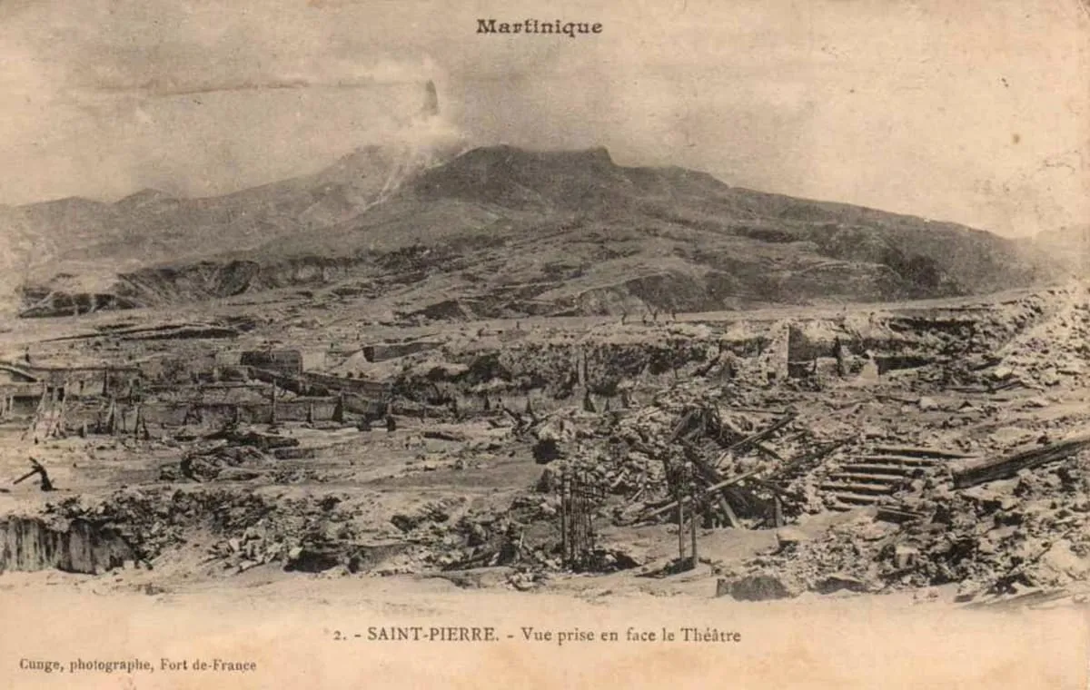 Saint-Pierre en ruine lors de l'éruption