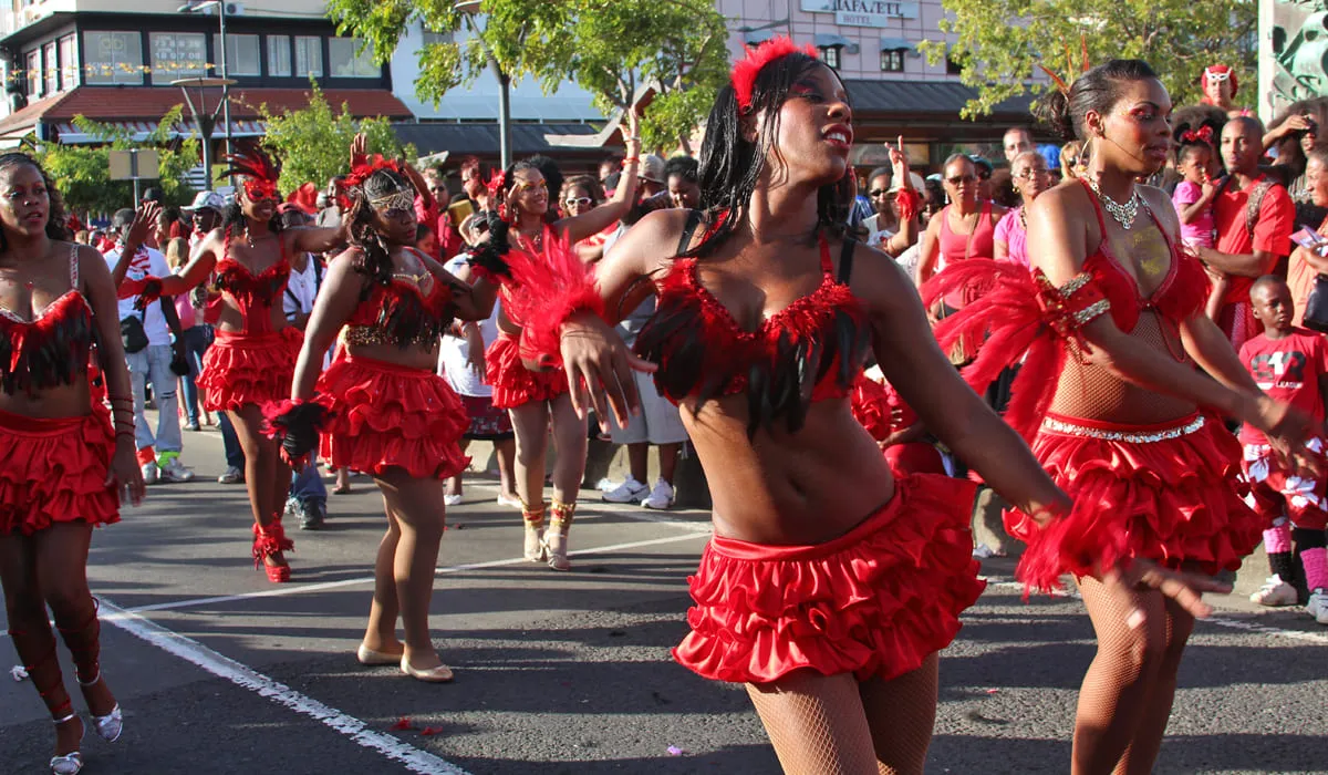 Groupe paradant en rouge en noir lors du Mardi Gras