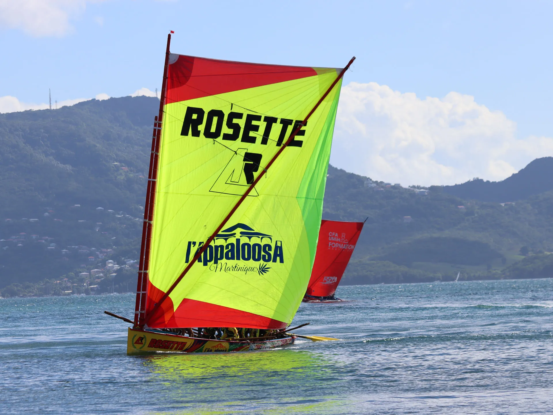 Yole Rosette au premier plan et GFA Caraïbes en arrière plan